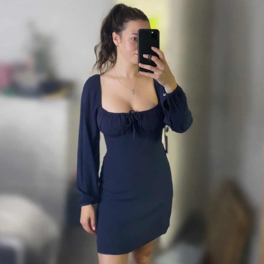 Delilah longsleeve dress - Aritzia